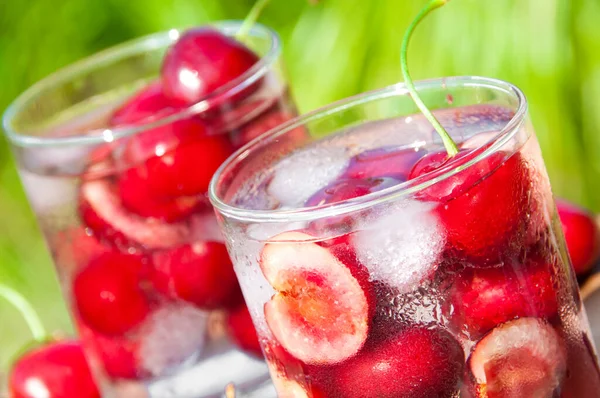 Buzlu ve kirazlı yaz içkisi