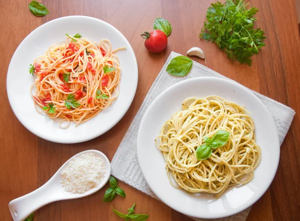Spagetti Tomaattikastikkeella Basilikalla — kuvapankkivalokuva