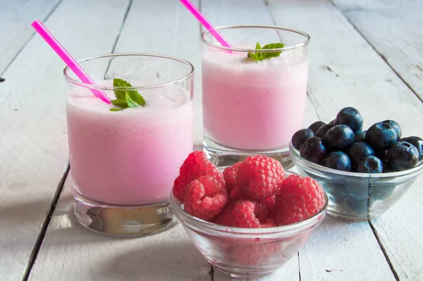 Glas Erdbeer Smoothie Mit Frischen Beeren Und Minze Auf Holzgrund — Stockfoto
