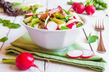 Beyaz tabakta turp, turp ve pancar salatası.