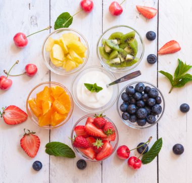 Çilekli taze meyve salatası, yabanmersini ve ahududu.