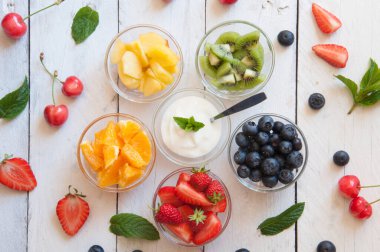 Çilekli taze meyve salatası, yabanmersini ve ahududu.