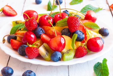 Çilekli taze meyve salatası, yabanmersini ve ahududu.