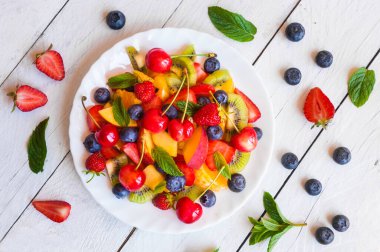 Çilekli taze meyve salatası, yabanmersini ve ahududu.