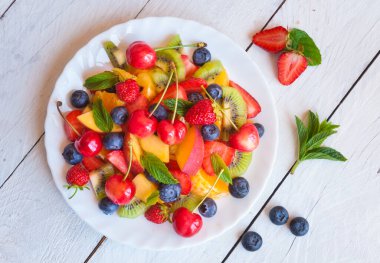 Çilekli taze meyve salatası, yabanmersini ve ahududu.