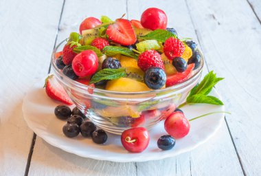 Çilekli taze meyve salatası, yabanmersini ve ahududu.