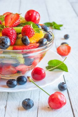 Çilekli taze meyve salatası, yabanmersini ve ahududu.