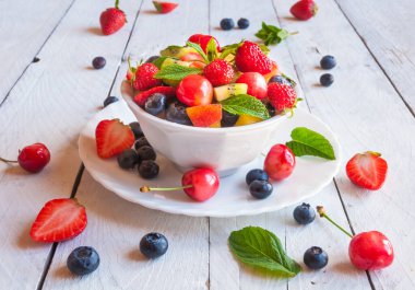 Çilekli taze meyve salatası, yabanmersini ve ahududu.