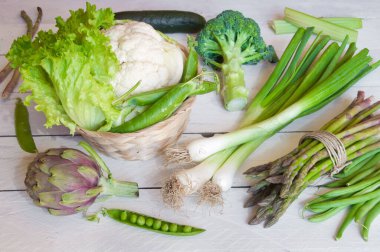 Tahta arka planda taze sebzeler