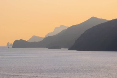 Denizin üzerinde güzel bir gün batımı