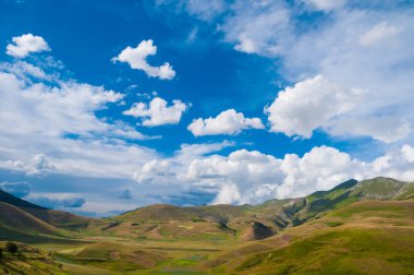Dağların güzel manzarasının manzarası.