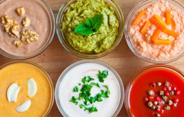 Ahşap arka planda yemek pişirmek için gerekli malzemelerin olduğu humus.