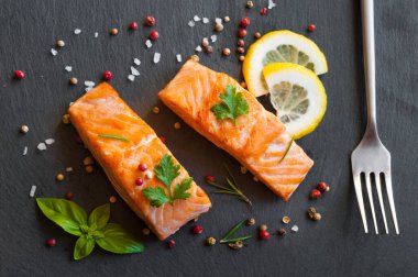 Limonlu ve biberli ızgara somon filetosu.