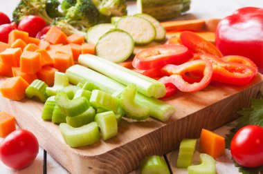 Tahtada taze sebzeler