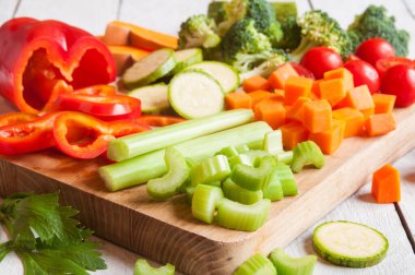 Tahtada taze sebzeler