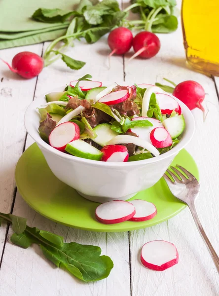 Turp, turp ve kırmızı soğanlı salata, ahşap bir arka planda..