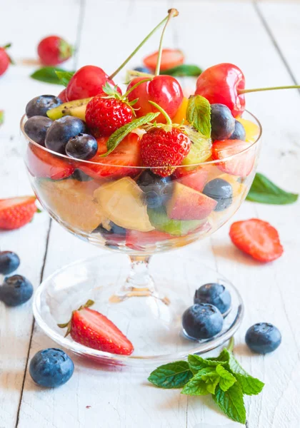 Frischer Obstsalat Mit Erdbeeren Blaubeeren Und Himbeeren — Stockfoto