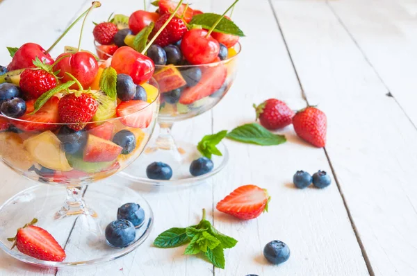 Frischer Obstsalat Mit Erdbeeren Blaubeeren Und Himbeeren — Stockfoto
