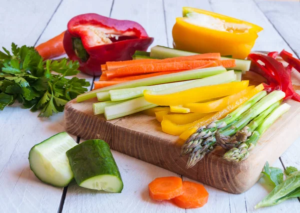 Tahta üzerinde taze sebzelerin yakın plan çekimi.