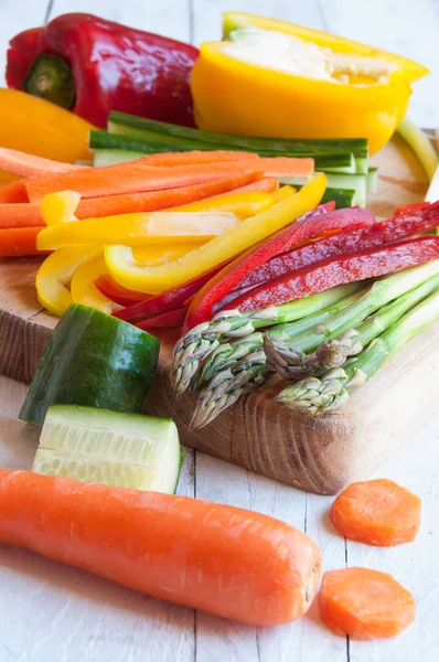 Tahta üzerinde taze sebzelerin yakın plan çekimi.