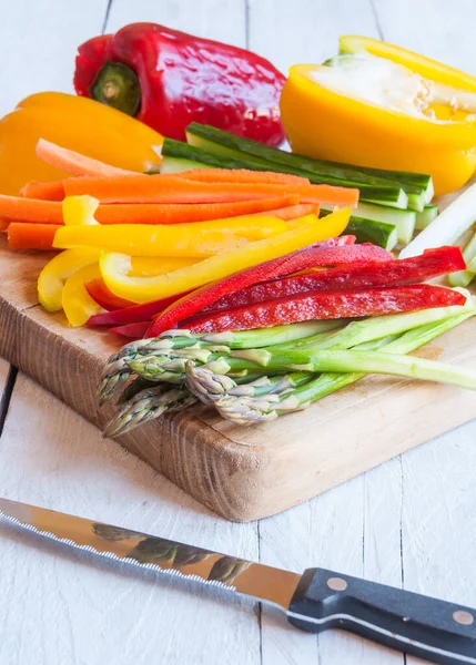 Tahta üzerinde taze sebzelerin yakın plan çekimi.