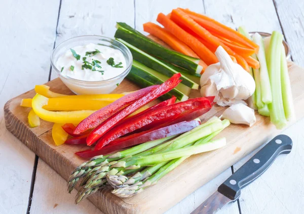 Tahta üzerinde taze sebzelerin yakın plan çekimi.