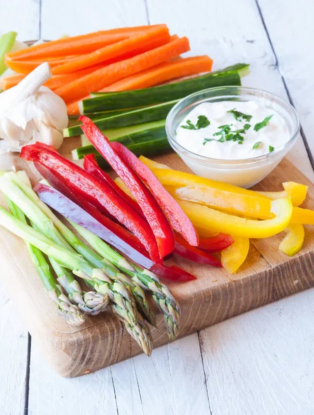 Tahta üzerinde taze sebzelerin yakın plan çekimi.