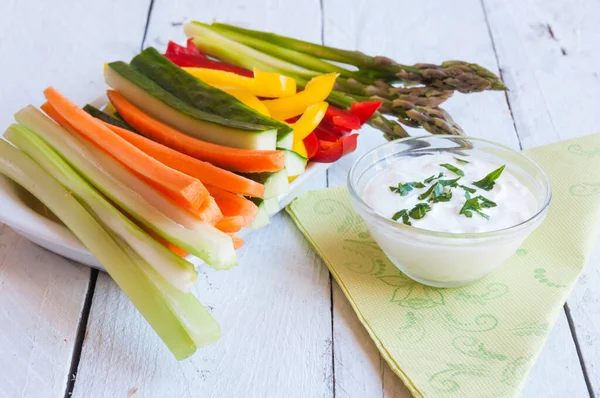 Tahta üzerinde taze sebzelerin yakın plan çekimi.