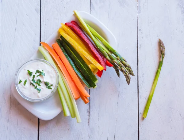 Tahta üzerinde taze sebzelerin yakın plan çekimi.
