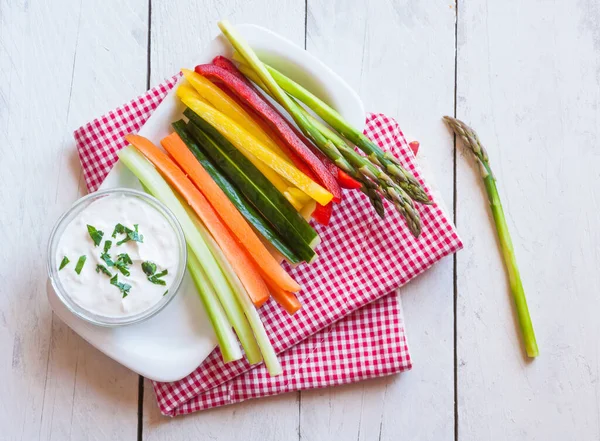 Tahta üzerinde taze sebzelerin yakın plan çekimi.