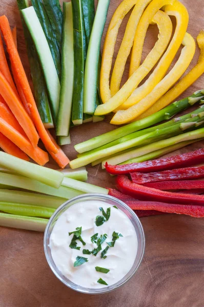 Tahta üzerinde taze sebzelerin yakın plan çekimi.