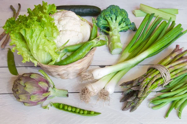 Tahta arka planda taze sebzeler