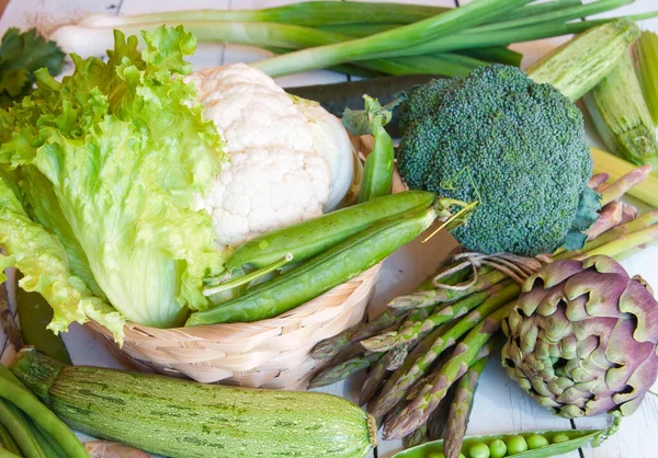 Beyaz arka planda taze sebzeler