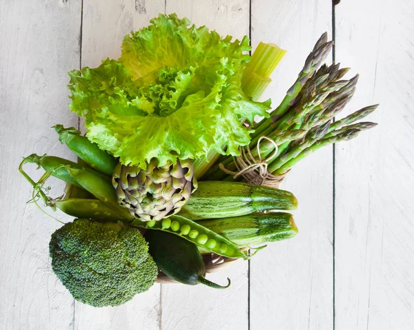 Ahşap arka planda taze yeşil sebzeler