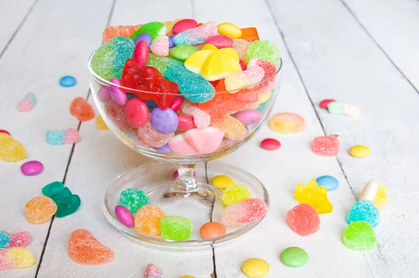 Bunte Bonbons Glasgefäß Auf Holzgrund — Stockfoto