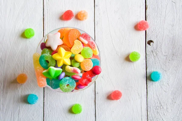 Bonbons Colorés Dans Bocal Verre Sur Fond Bois — Photo