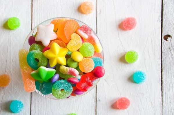 Bonbons Colorés Dans Bocal Verre Sur Fond Bois — Photo