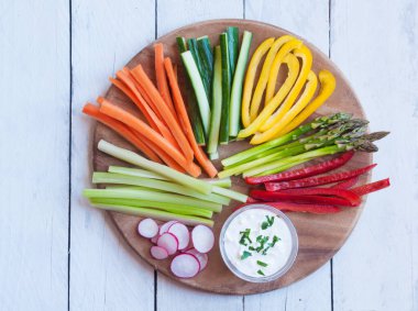 Tahta arka planda taze sebzeler