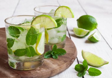 Mojito kokteyl limon ve nane ile 