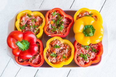 Etli ve maydanozlu çiğ dolma biber, içi doldurulmuş sebzeler pişirmeye hazır.