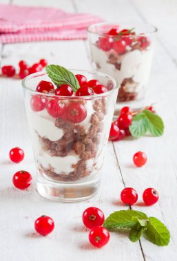 Böğürtlenli ev yapımı ahududu pudingi ve ahşap arka planda nane şekeri. seçici odak