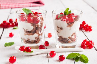 Ahşap zemin üzerinde böğürtlen ve ahududu bulunan ev yapımı ahududu pudingi. seçici odak.