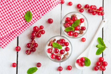 Böğürtlenli ev yapımı ahududu pudingi ve ahşap arka planda nane şekeri. seçici odak