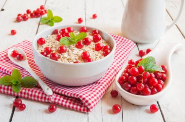 Tahta arka planda taze böğürtlenli bir kase lezzetli granola.