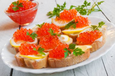 Kızarmış ekmeğe kırmızı havyar. 