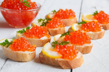 Kızarmış ekmeğe kırmızı havyar. 