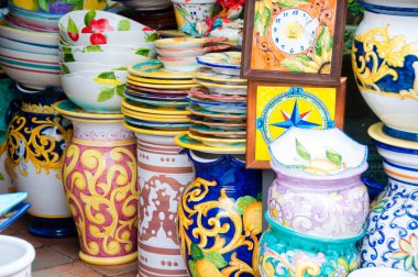 Pazar yerinde geleneksel Türk seramikleri