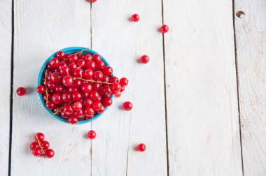 Tahta zemin üzerinde taze kırmızı frenk üzümü..