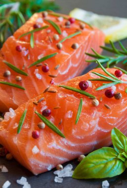 Baharatlı ve otlu çiğ somon bifteği pişirmeye hazır. 