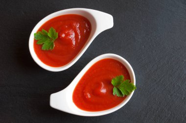 Siyah arkaplanda ketçap sosu